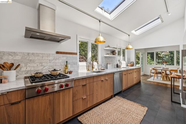 2059 Mastlands Dr, Oakland, CA 94611