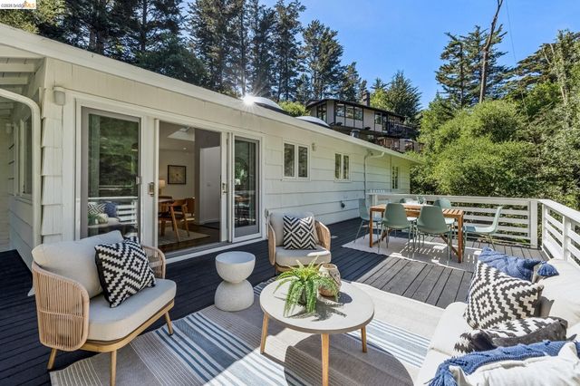 2059 Mastlands Dr, Oakland, CA 94611