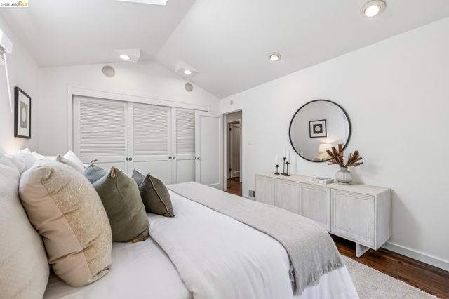 2059 Mastlands Dr, Oakland, CA 94611