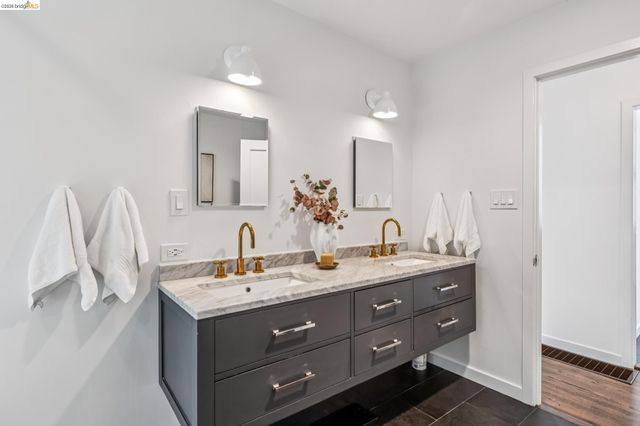 2059 Mastlands Dr, Oakland, CA 94611