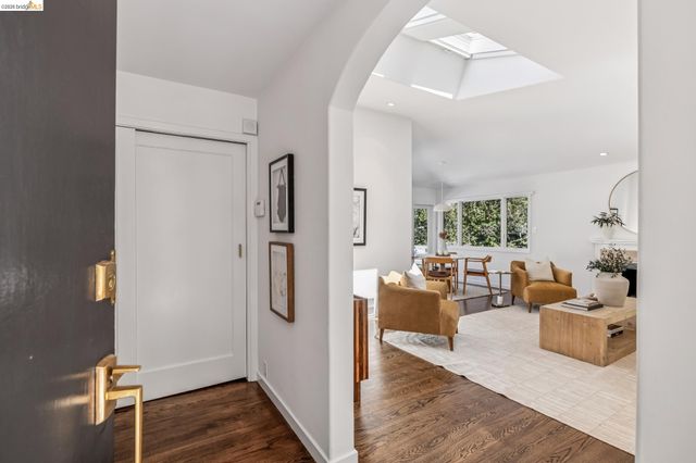 2059 Mastlands Dr, Oakland, CA 94611