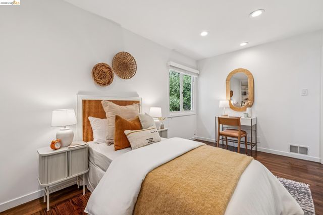 2059 Mastlands Dr, Oakland, CA 94611