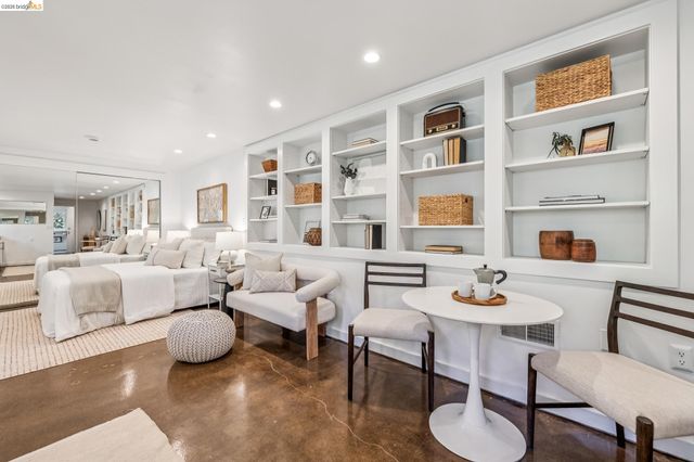 2059 Mastlands Dr, Oakland, CA 94611