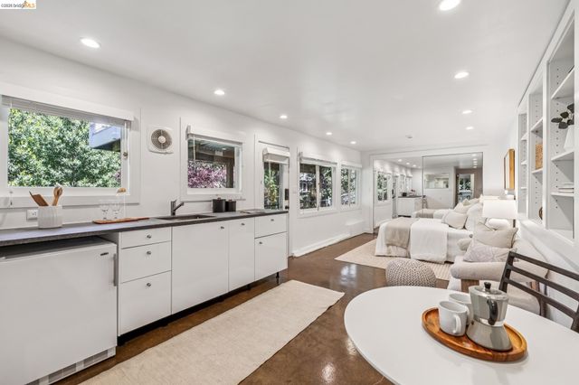 2059 Mastlands Dr, Oakland, CA 94611