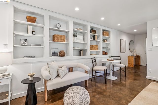 2059 Mastlands Dr, Oakland, CA 94611