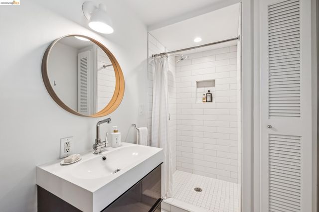 2059 Mastlands Dr, Oakland, CA 94611