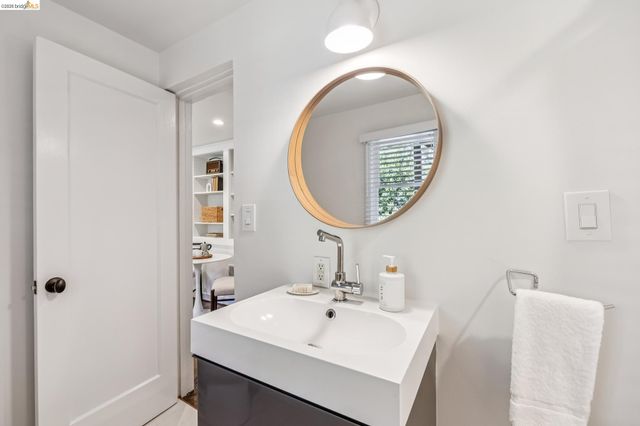 2059 Mastlands Dr, Oakland, CA 94611