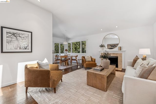 2059 Mastlands Dr, Oakland, CA 94611