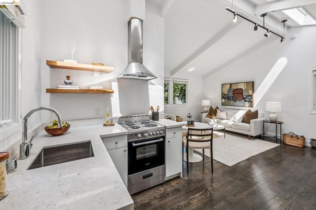 2059 Mastlands Dr, Oakland, CA 94611