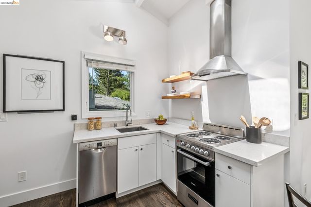 2059 Mastlands Dr, Oakland, CA 94611