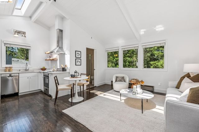 2059 Mastlands Dr, Oakland, CA 94611