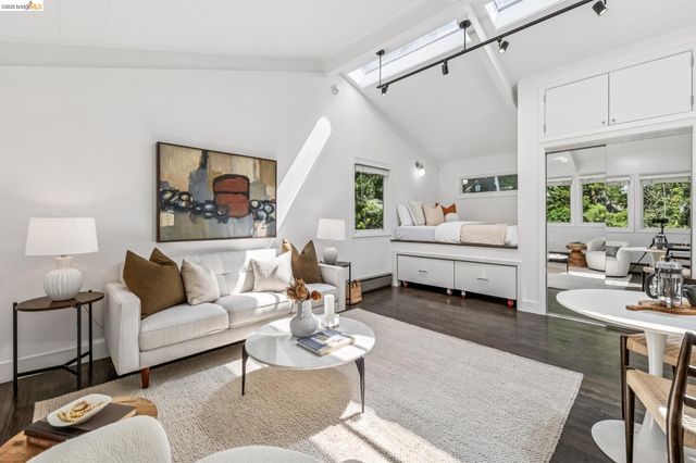 2059 Mastlands Dr, Oakland, CA 94611