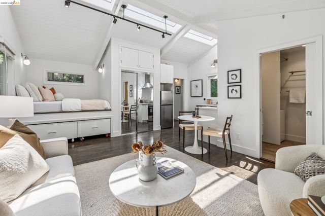 2059 Mastlands Dr, Oakland, CA 94611