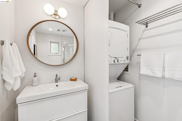 2059 Mastlands Dr, Oakland, CA 94611