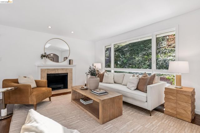 2059 Mastlands Dr, Oakland, CA 94611