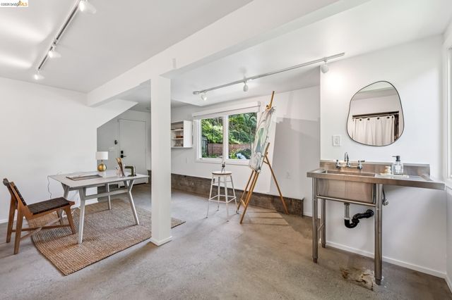 2059 Mastlands Dr, Oakland, CA 94611