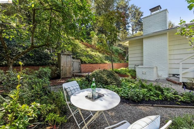 2059 Mastlands Dr, Oakland, CA 94611