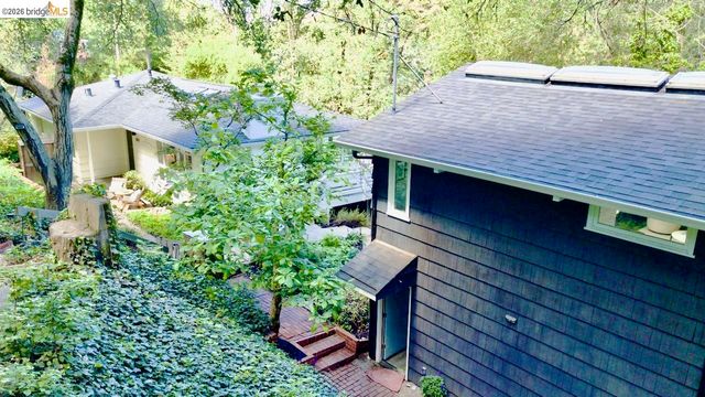 2059 Mastlands Dr, Oakland, CA 94611