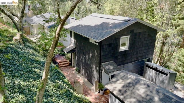 2059 Mastlands Dr, Oakland, CA 94611