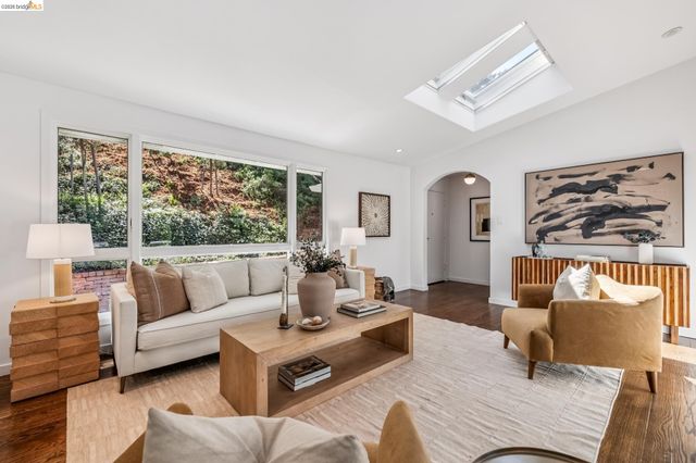 2059 Mastlands Dr, Oakland, CA 94611