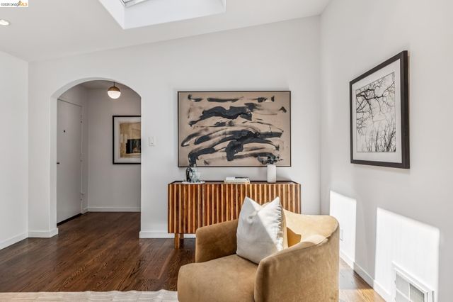 2059 Mastlands Dr, Oakland, CA 94611