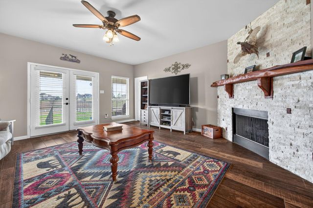 111 Lookout CIR, Hutto, TX 78634