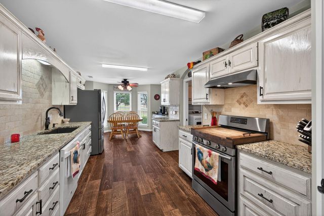 111 Lookout CIR, Hutto, TX 78634