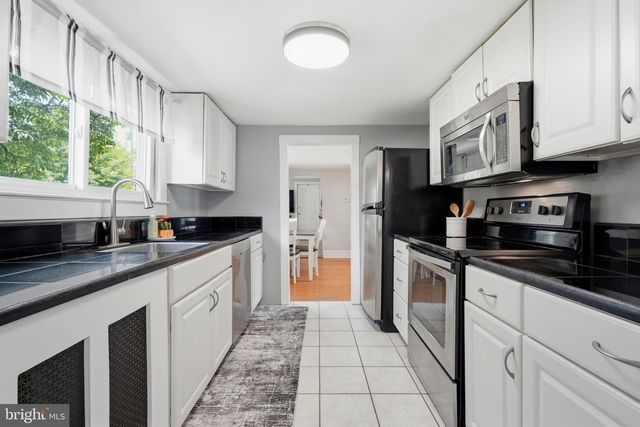 30 HILL AVE, Morrisville, PA 19067