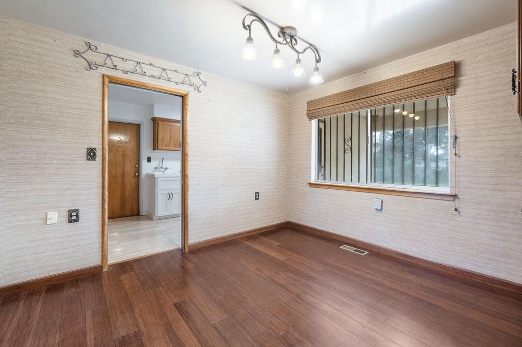 Image 10 of property listing at 4948 E Townsend Avenue, Fresno, CA 93727