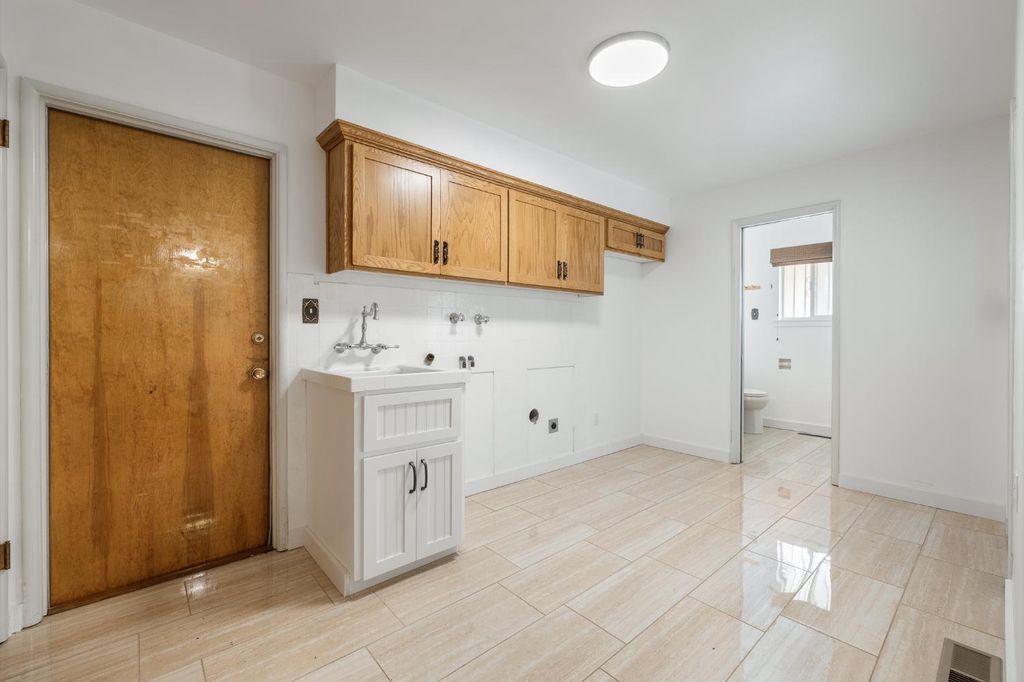 Image 11 of property listing at 4948 E Townsend Avenue, Fresno, CA 93727