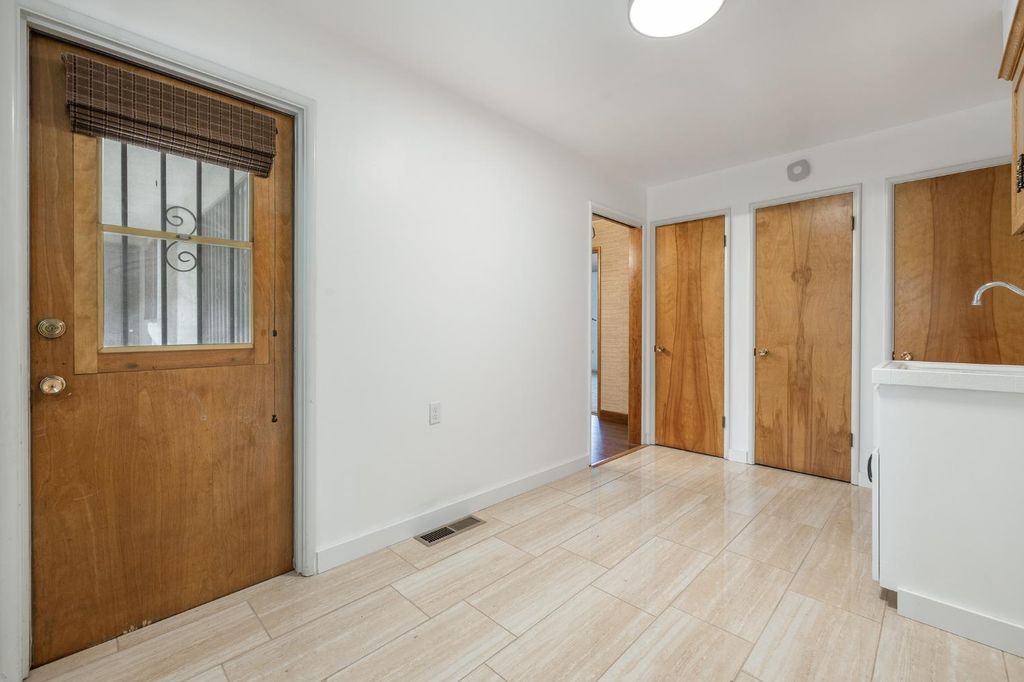 Image 13 of property listing at 4948 E Townsend Avenue, Fresno, CA 93727