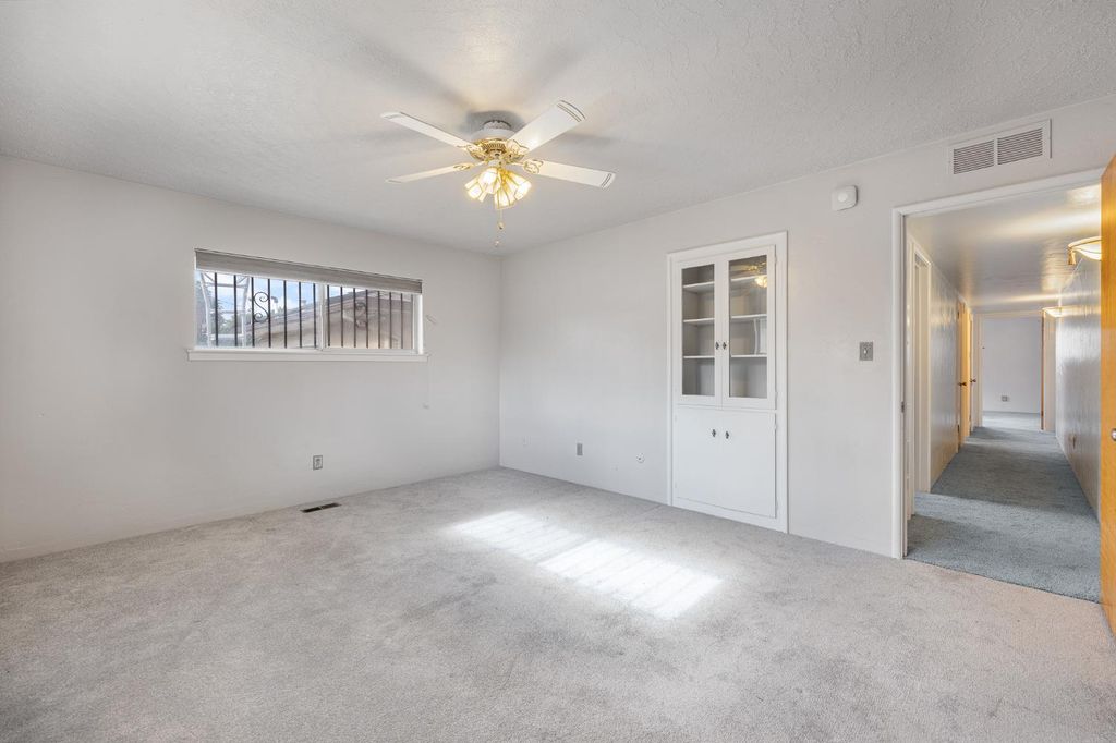 Image 15 of property listing at 4948 E Townsend Avenue, Fresno, CA 93727