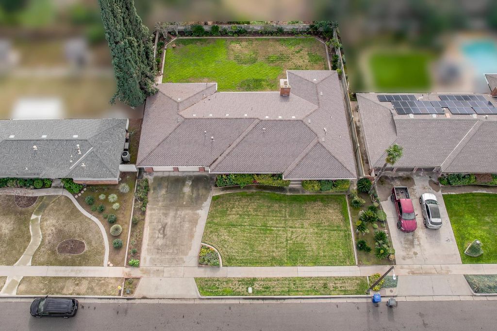 Image 2 of property listing at 4948 E Townsend Avenue, Fresno, CA 93727