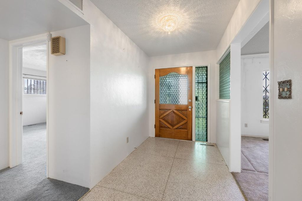 Image 4 of property listing at 4948 E Townsend Avenue, Fresno, CA 93727