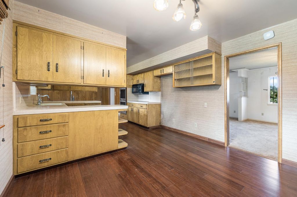 Image 8 of property listing at 4948 E Townsend Avenue, Fresno, CA 93727