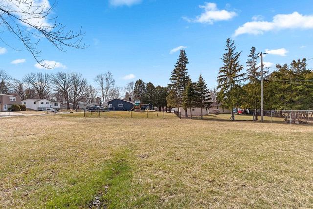 1914 LILAC LANE, Green Bay, WI 54302