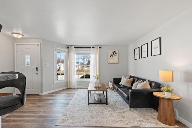 1914 LILAC LANE, Green Bay, WI 54302