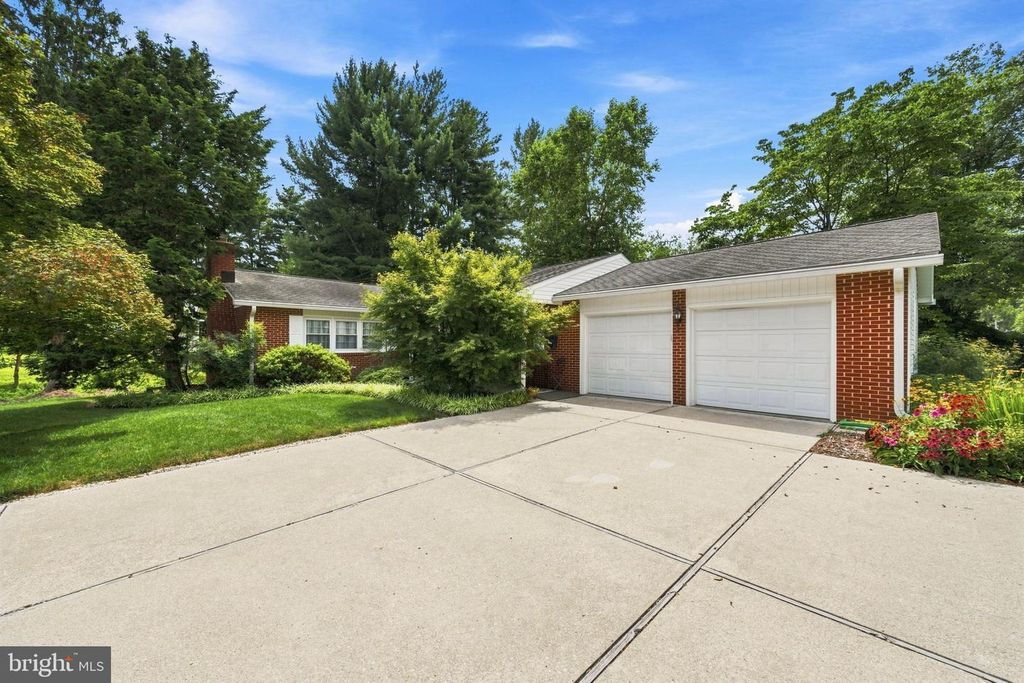 305 MERIDEN DR, Newark, DE 19711