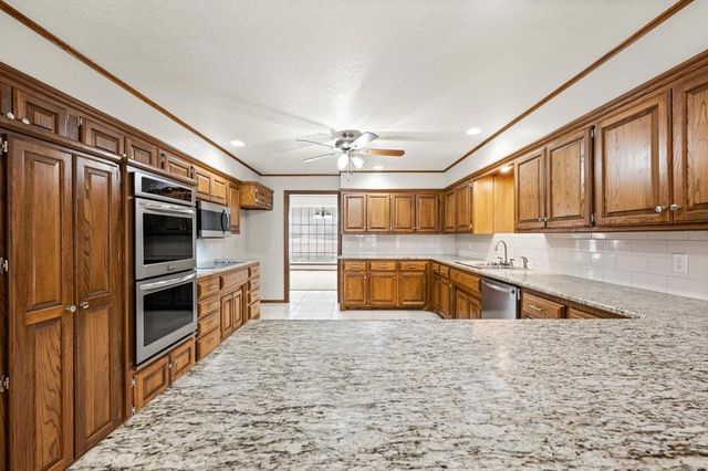 916 Fox Hill Drive, Edmond, OK 73034