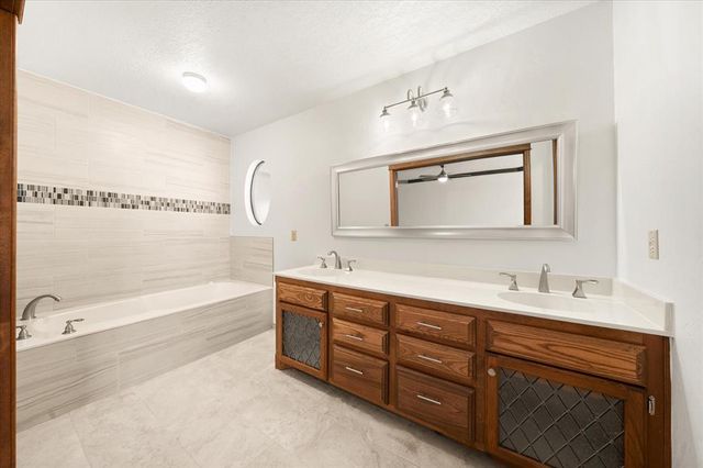 916 Fox Hill Drive, Edmond, OK 73034