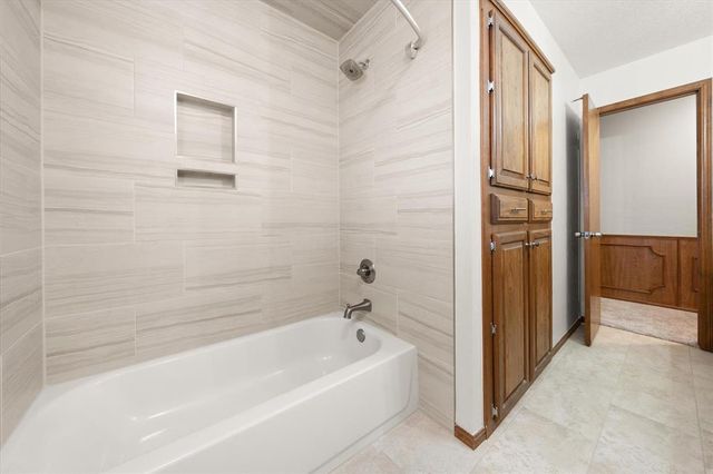 916 Fox Hill Drive, Edmond, OK 73034