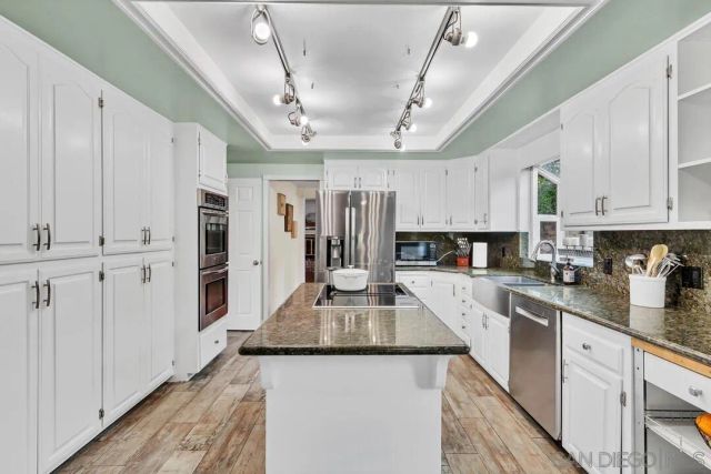 2460 Reill View Dr, Escondido, CA 92025