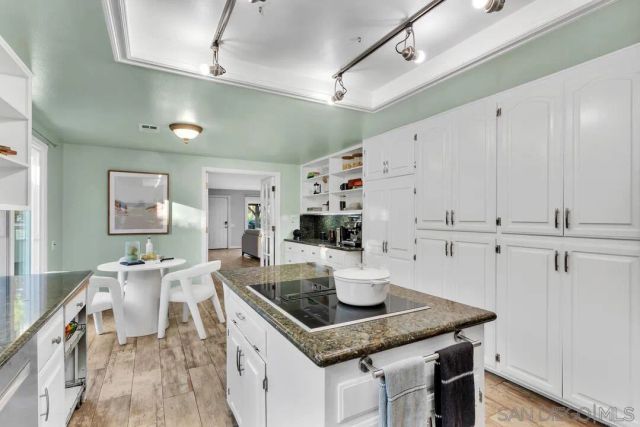 2460 Reill View Dr, Escondido, CA 92025