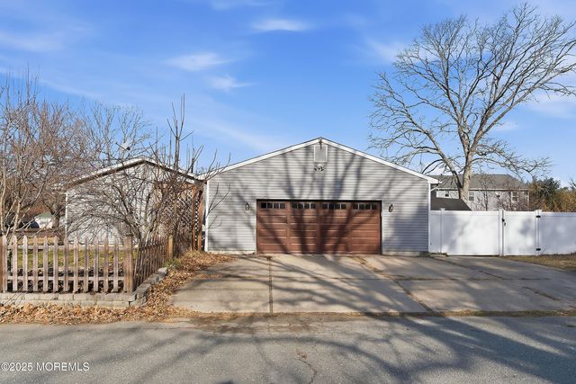 1000 Bismarck Street, Manchester, NJ 08759