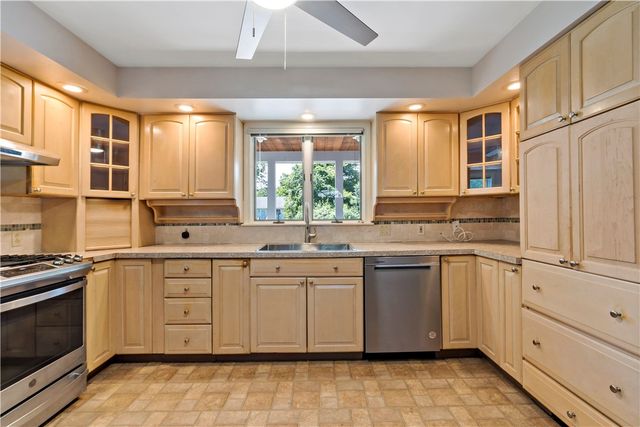 813 South Road, South Kingstown, RI 02879