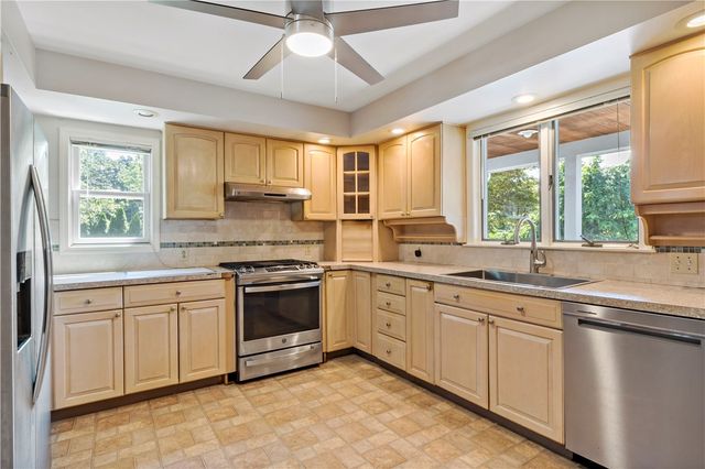 813 South Road, South Kingstown, RI 02879