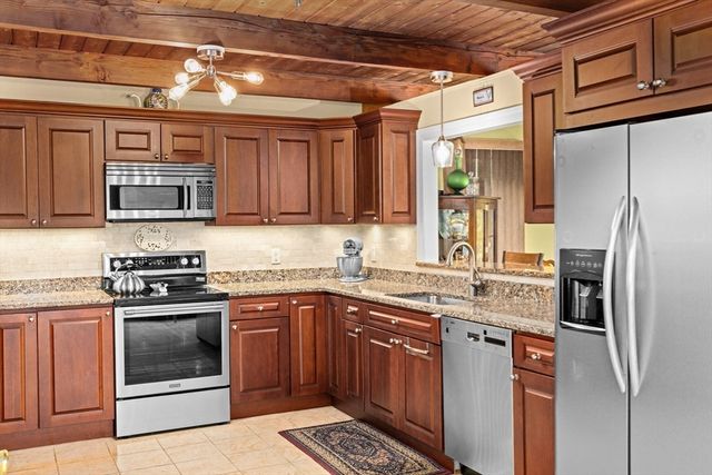 15 Nonantum Rd, Plymouth, MA 02360