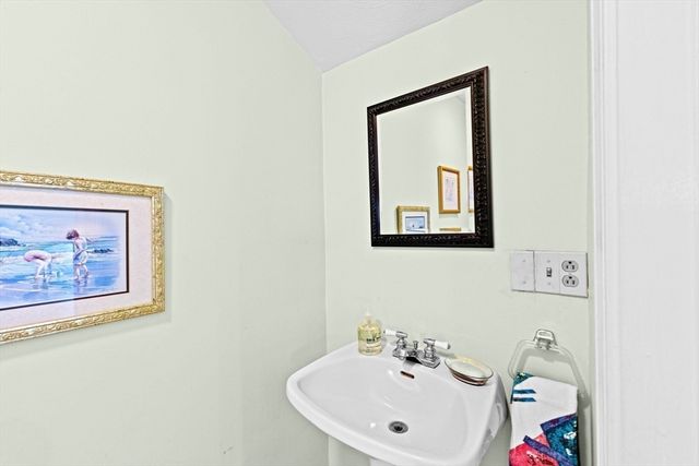 15 Nonantum Rd, Plymouth, MA 02360