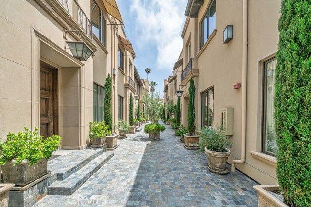 823 S Bundy Drive 110, Los Angeles, CA 90049