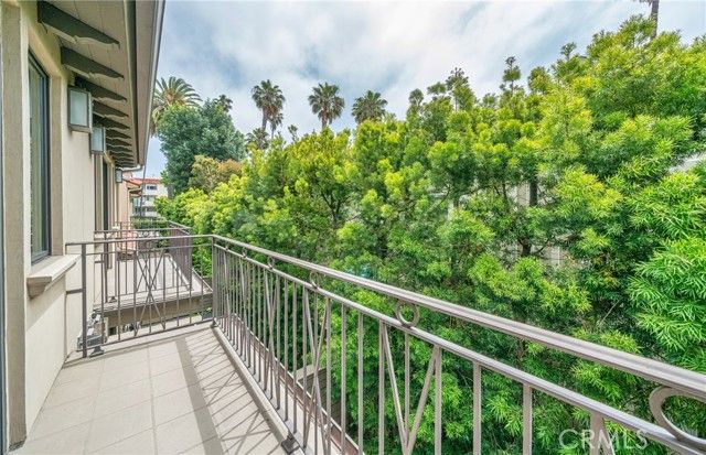 823 S Bundy Drive 110, Los Angeles, CA 90049